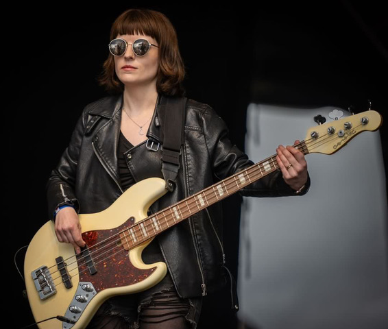 overwater artist Chloe peacock onstage wearing sunglasses and leather jacket 