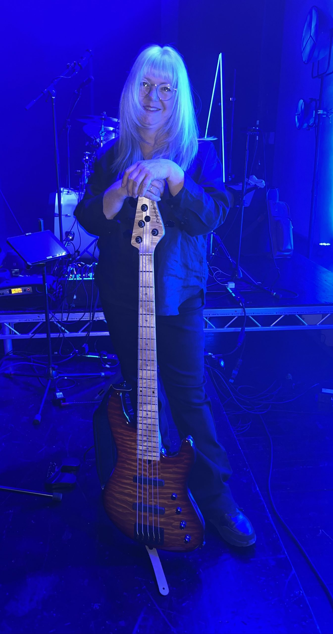 IMG_9427 Bassist Carlos Henriquez plays his Overwater Hybrid 5 string bass